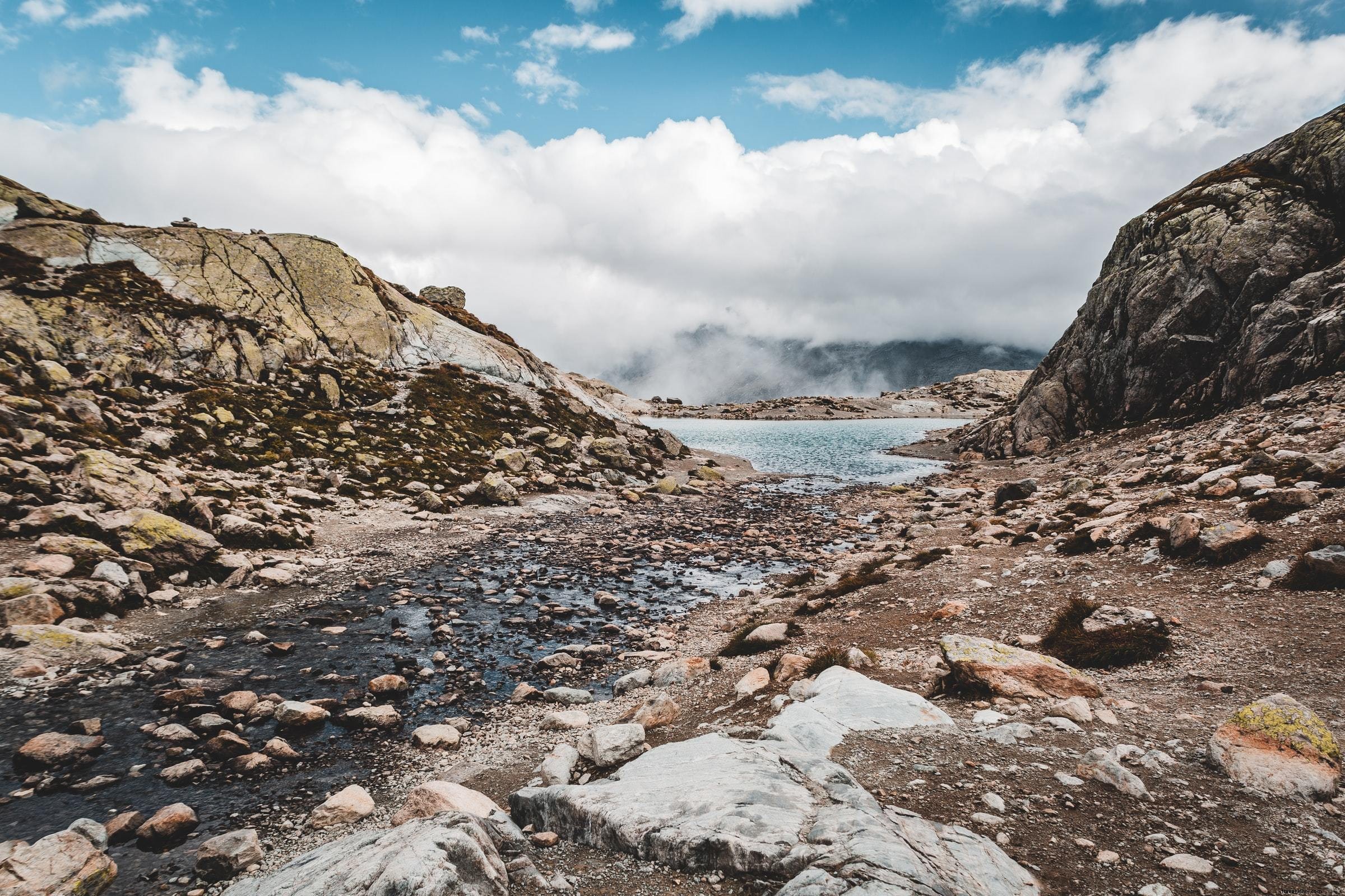 Eaux bleues et côte rocheuse sous un ciel nuageux – Photo