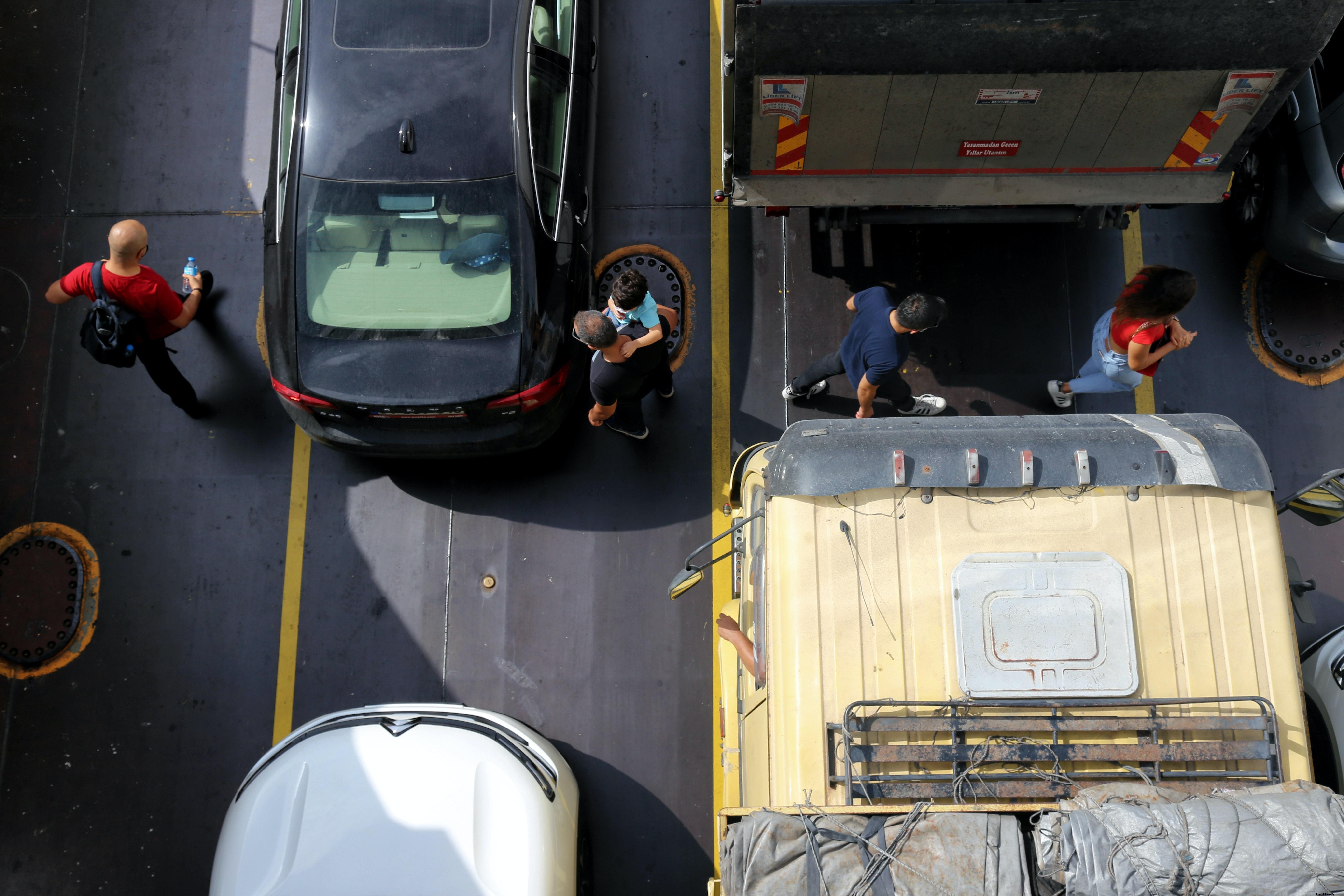 Vue aérienne de piétons marchant près d un arrêt de bus