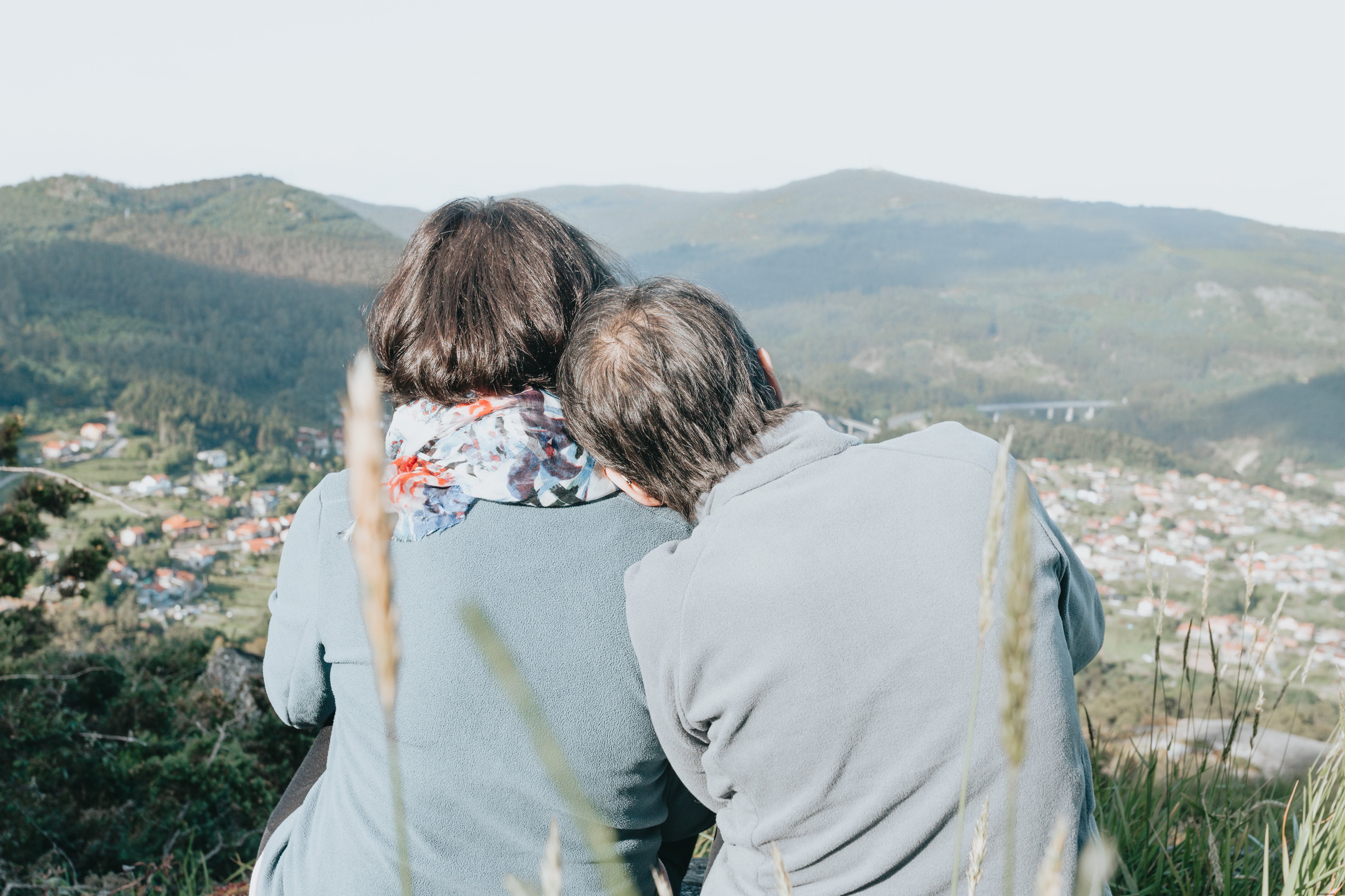 Deux personnes profitent d’une vue panoramique prise à distance