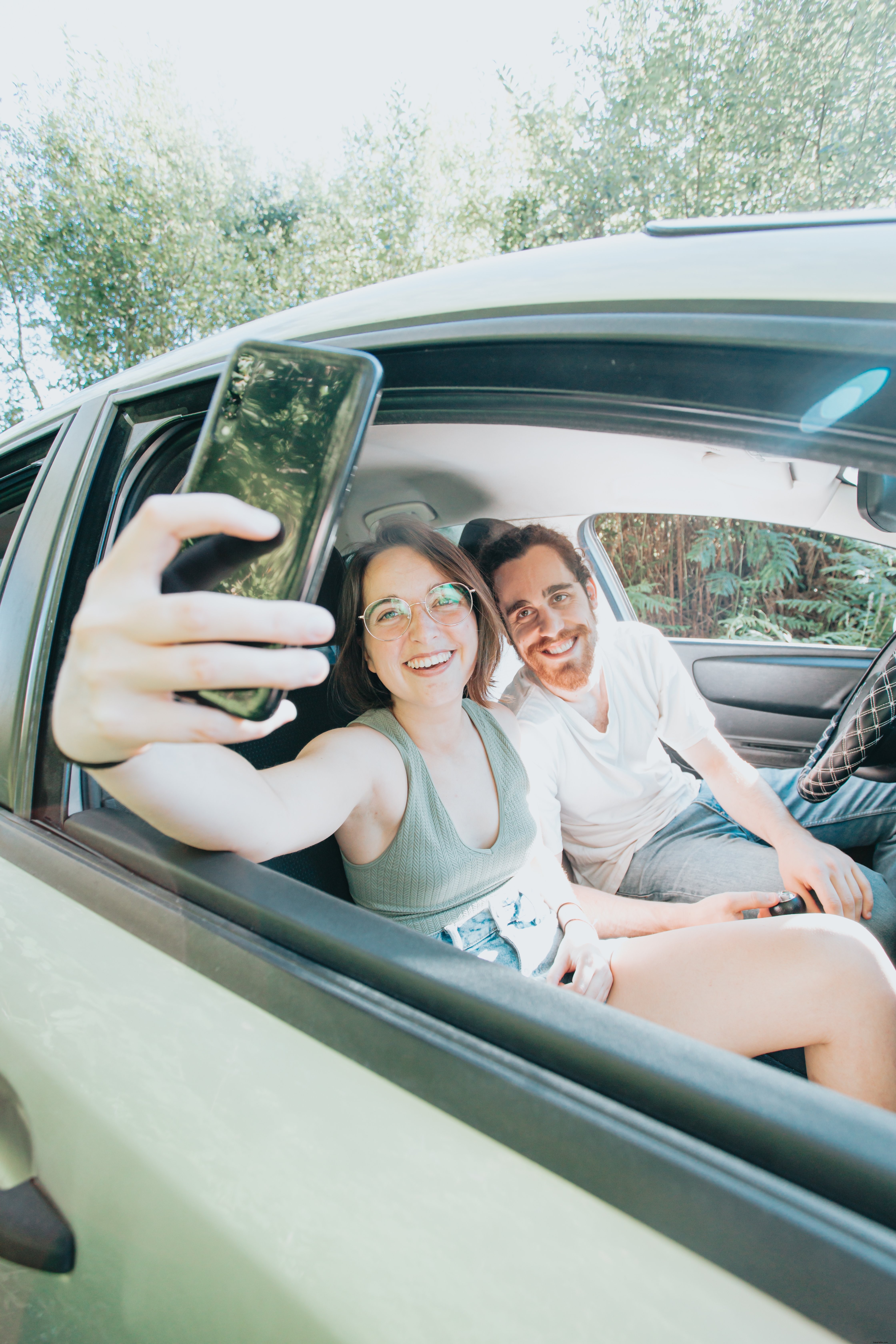 Deux personnes dans une voiture prennent un selfie ensemble