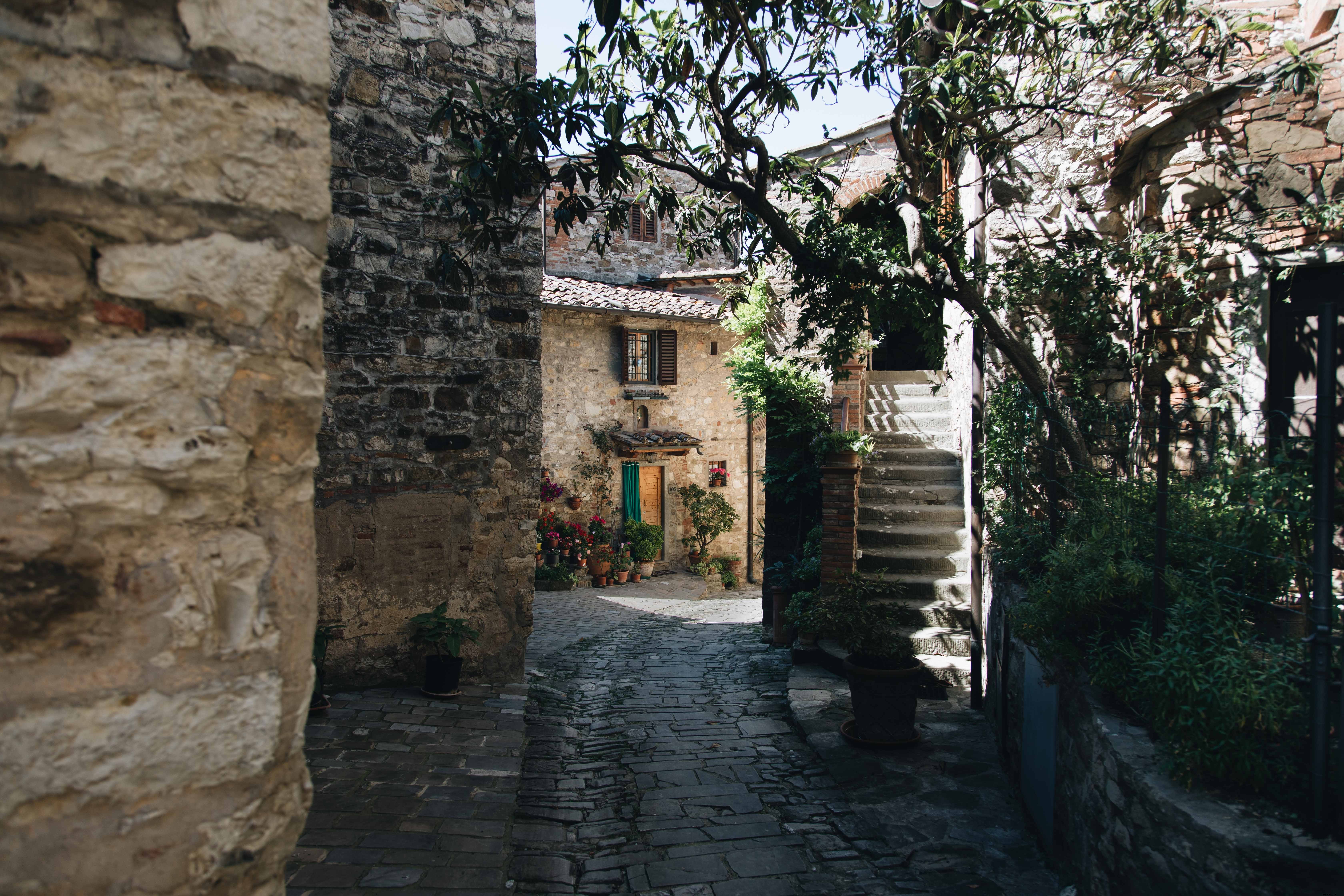 Photo d une petite rue pavée baignée de soleil