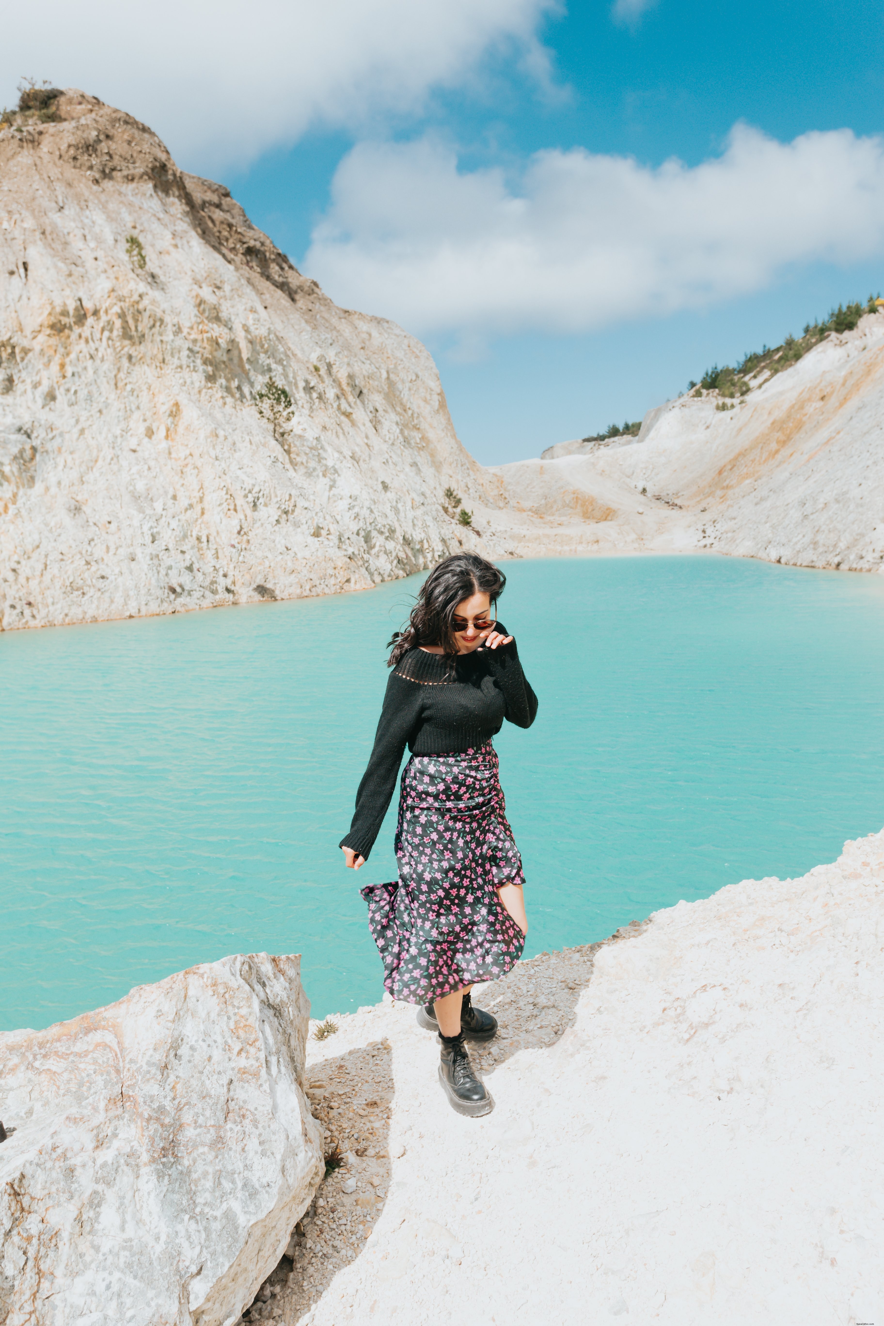 Femme se dirige vers l objectif au bord du lac bleu