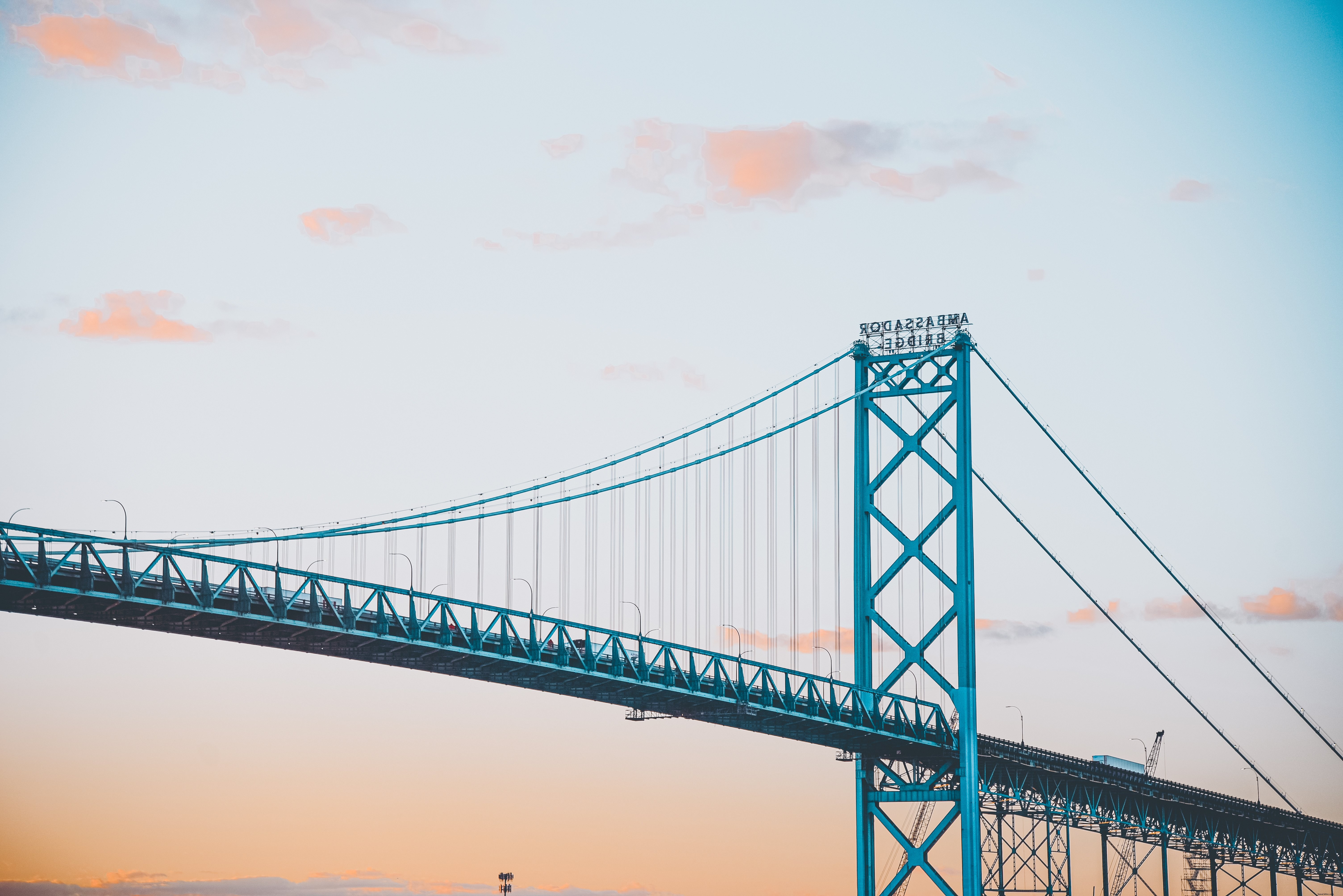 Lever de soleil doux et coloré sur un pont en acier