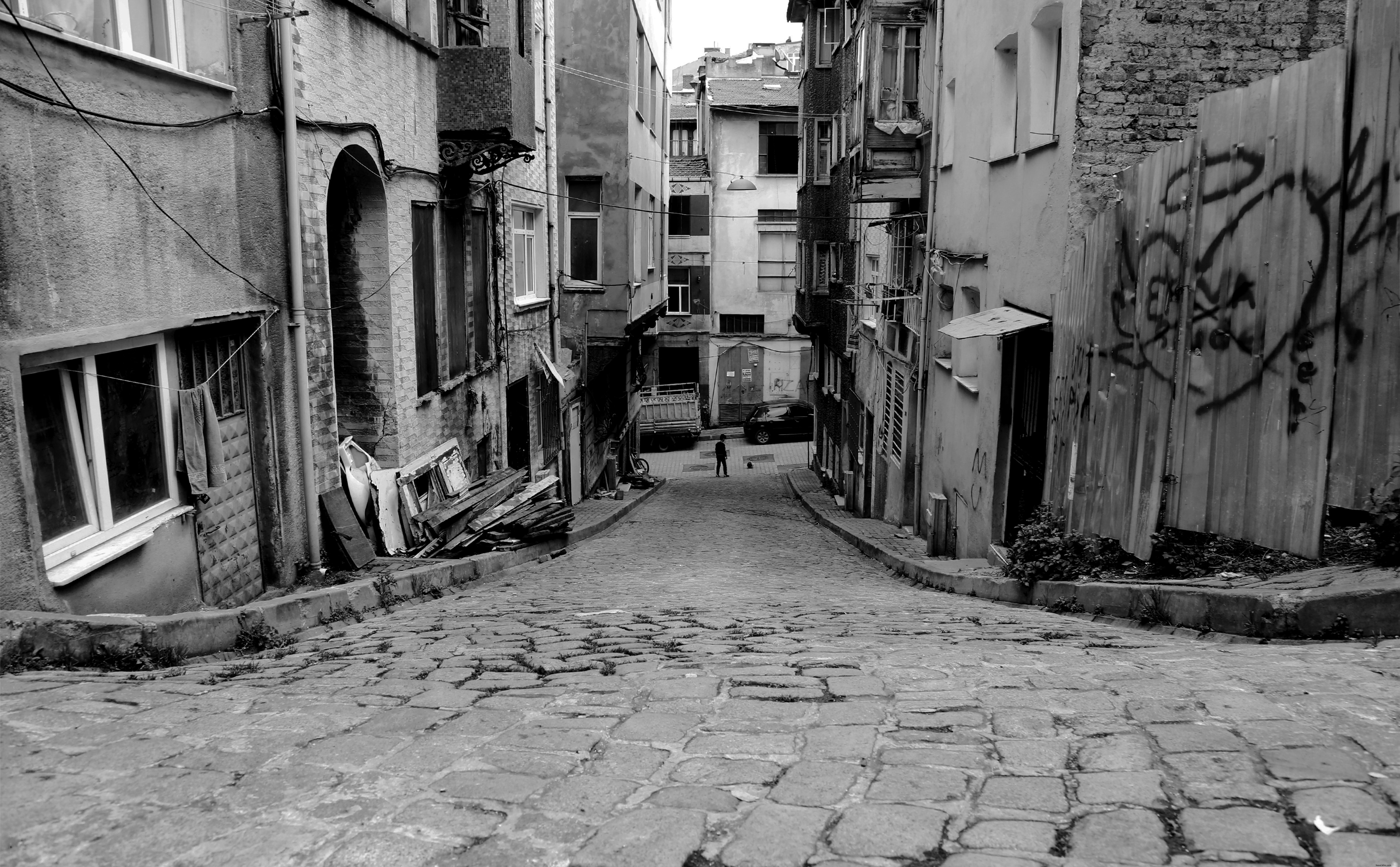 Photo en noir et blanc d’une rue étroite
