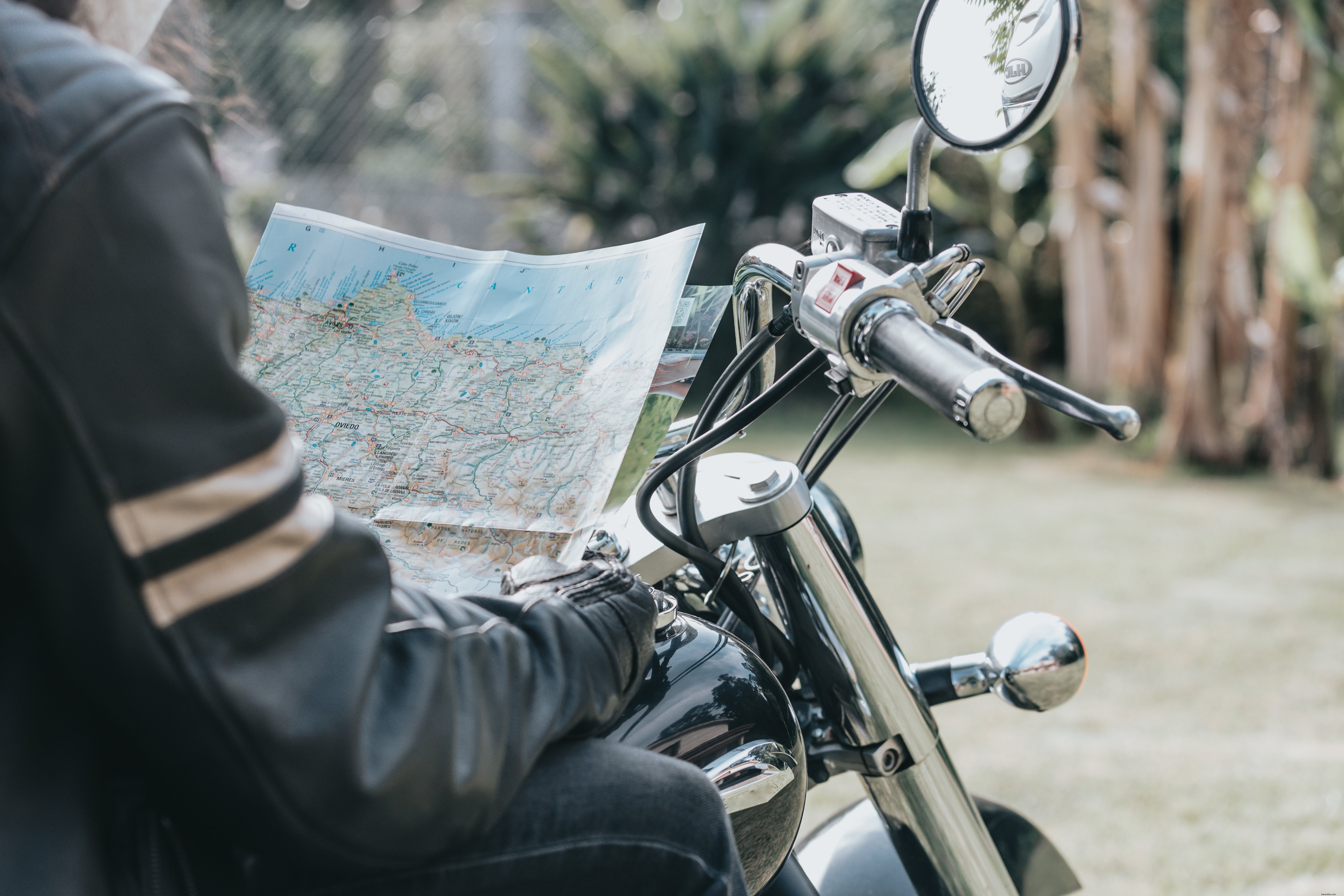 Personne à moto tenant une carte