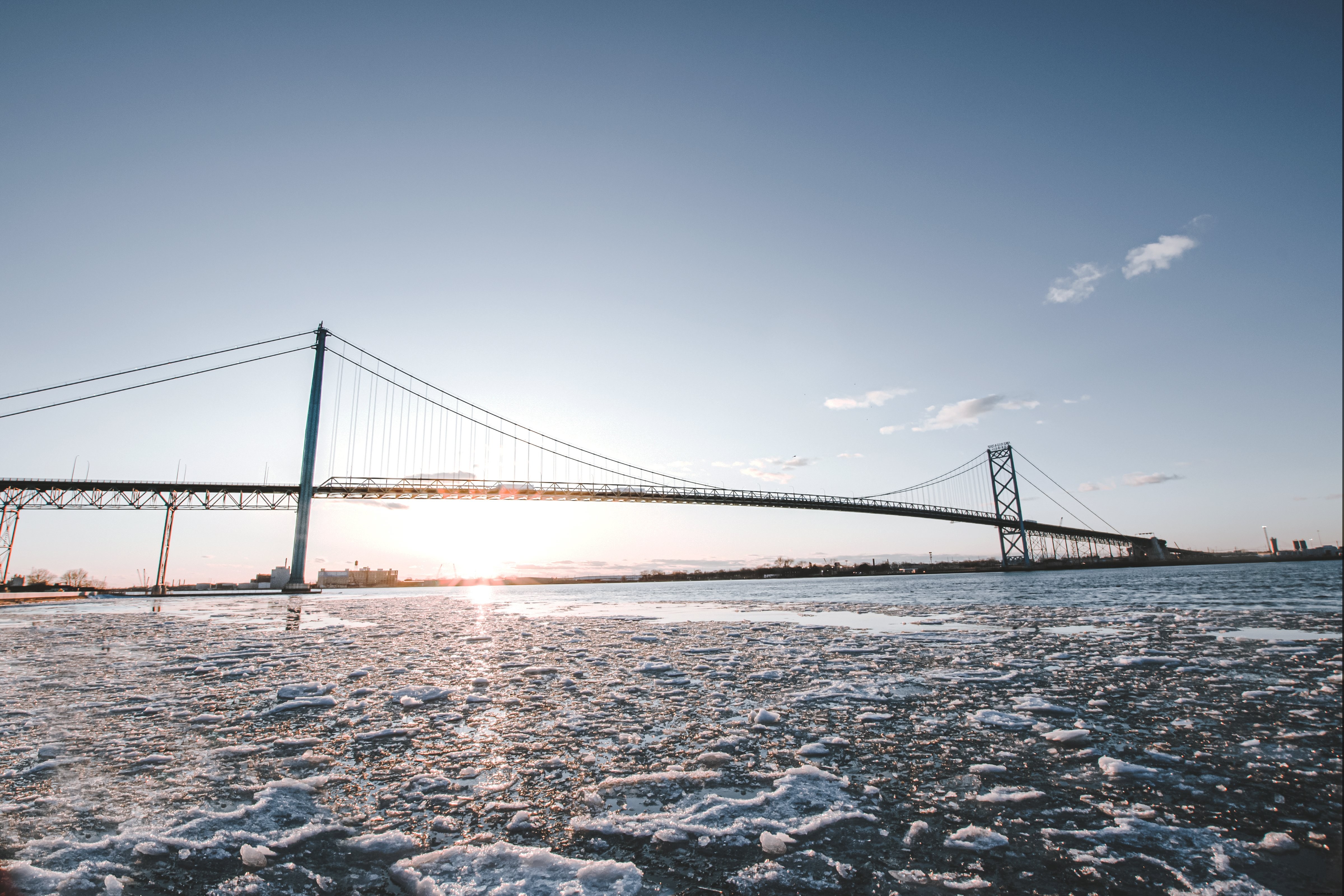 Coucher de soleil d hiver derrière un long pont métallique