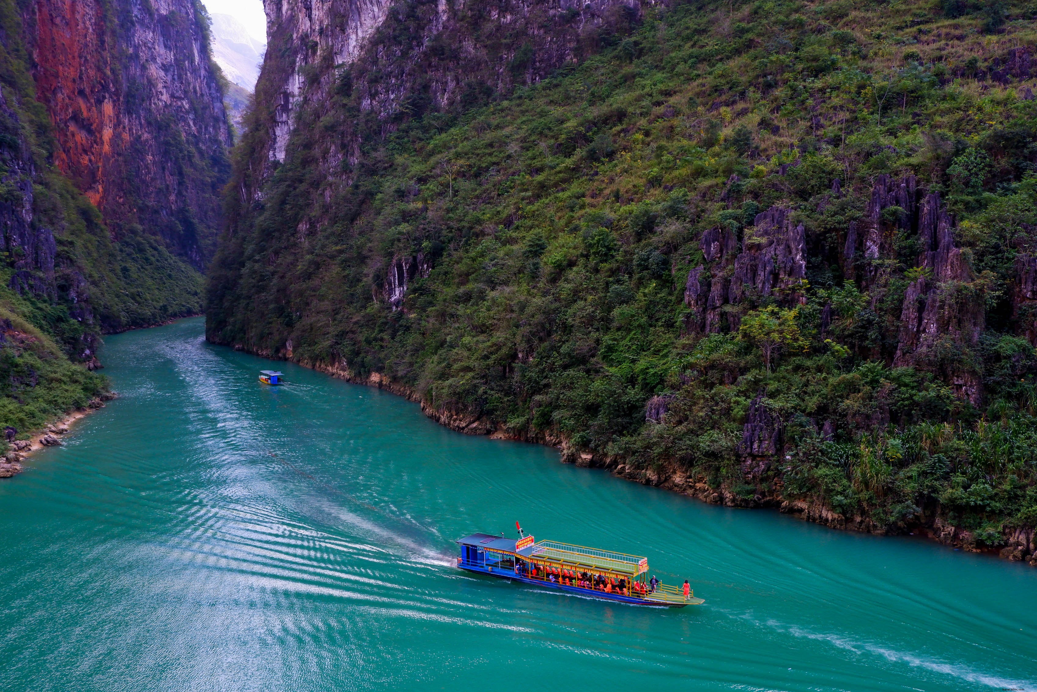 Bateau glissant le long d une rivière entre montagnes verdoyantes – Photo