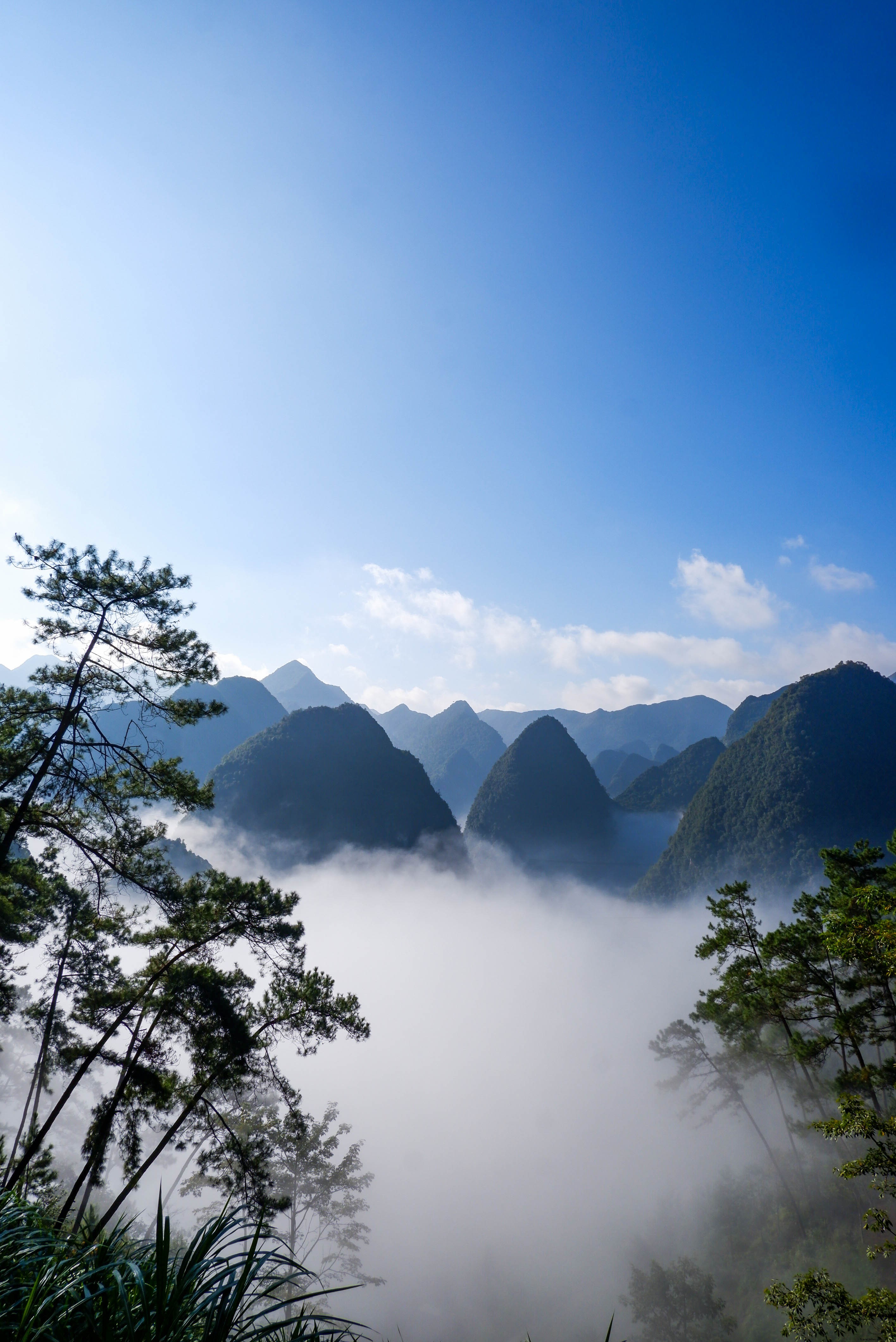 Vue spectaculaire d’une chaîne de montagnes perçant la couche de nuages