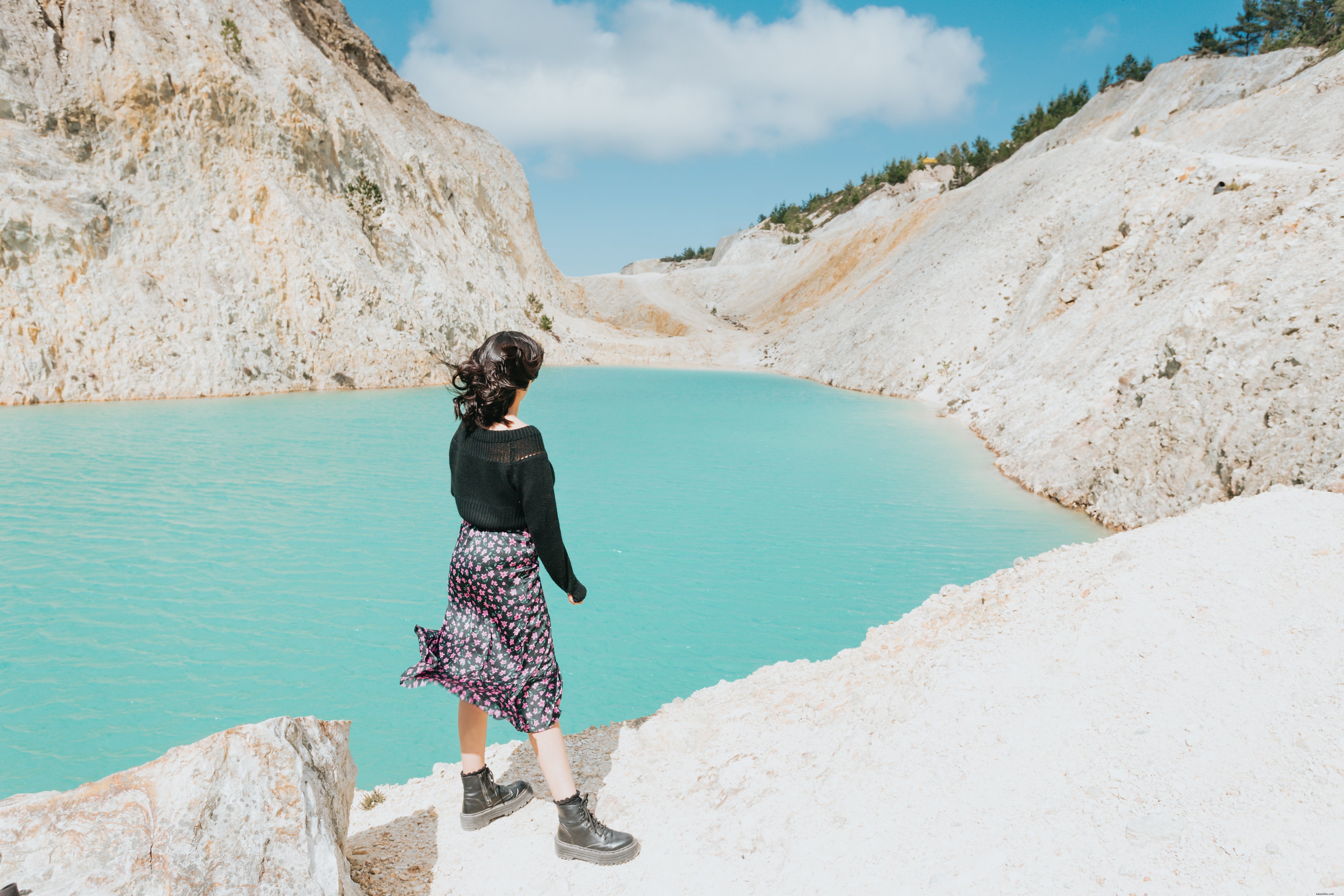Personne au bord d un lac aux eaux bleues éclatantes