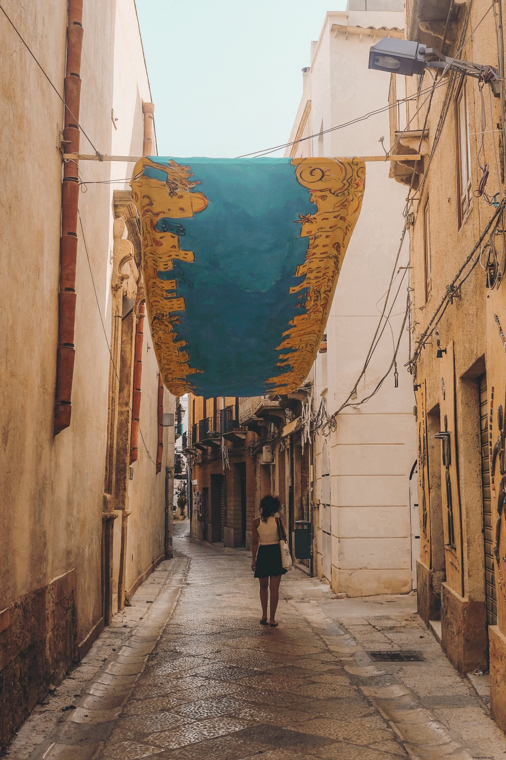 Photo d’une femme marchant dans la rue