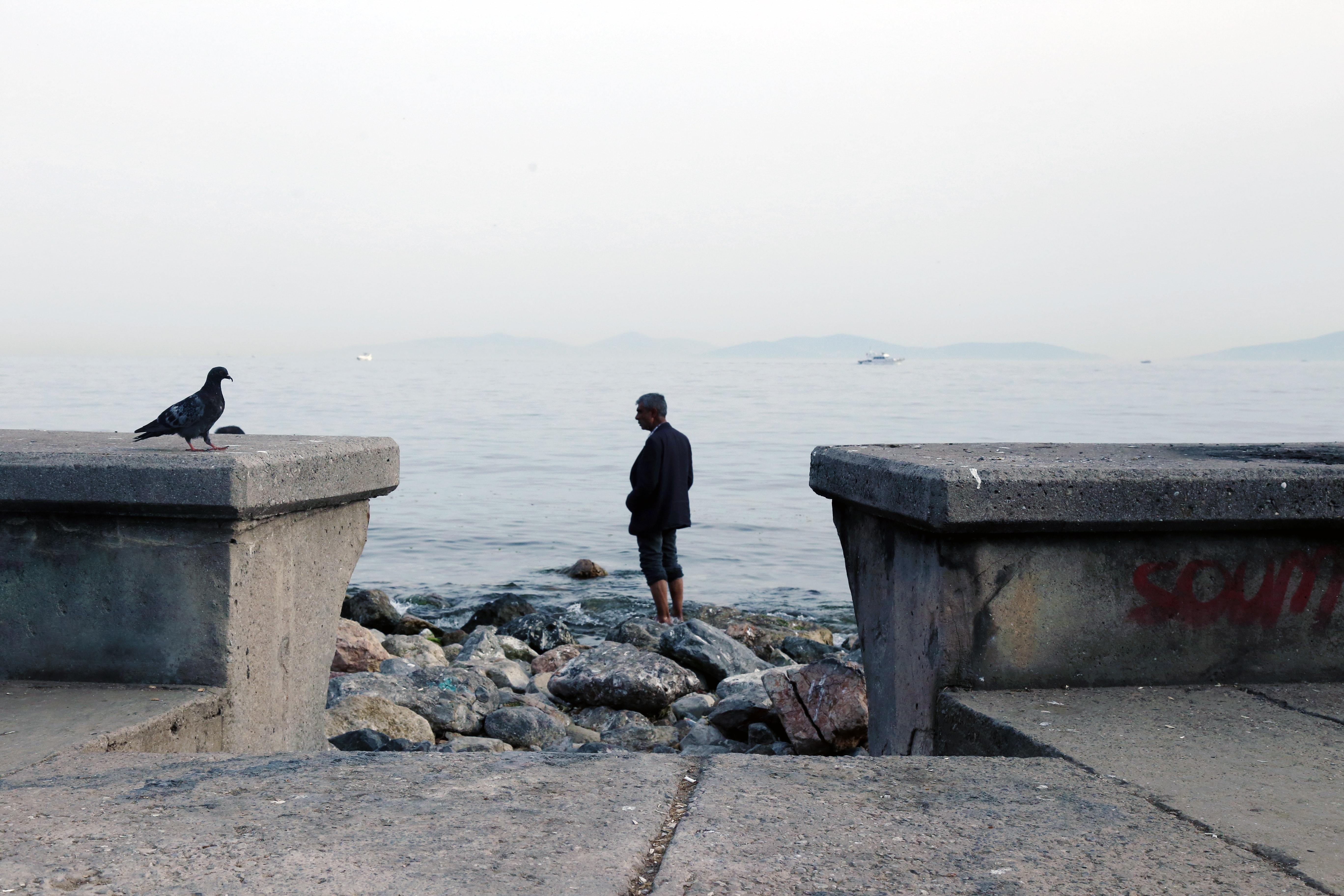 Silhouette pieds nus sur un rivage rocheux