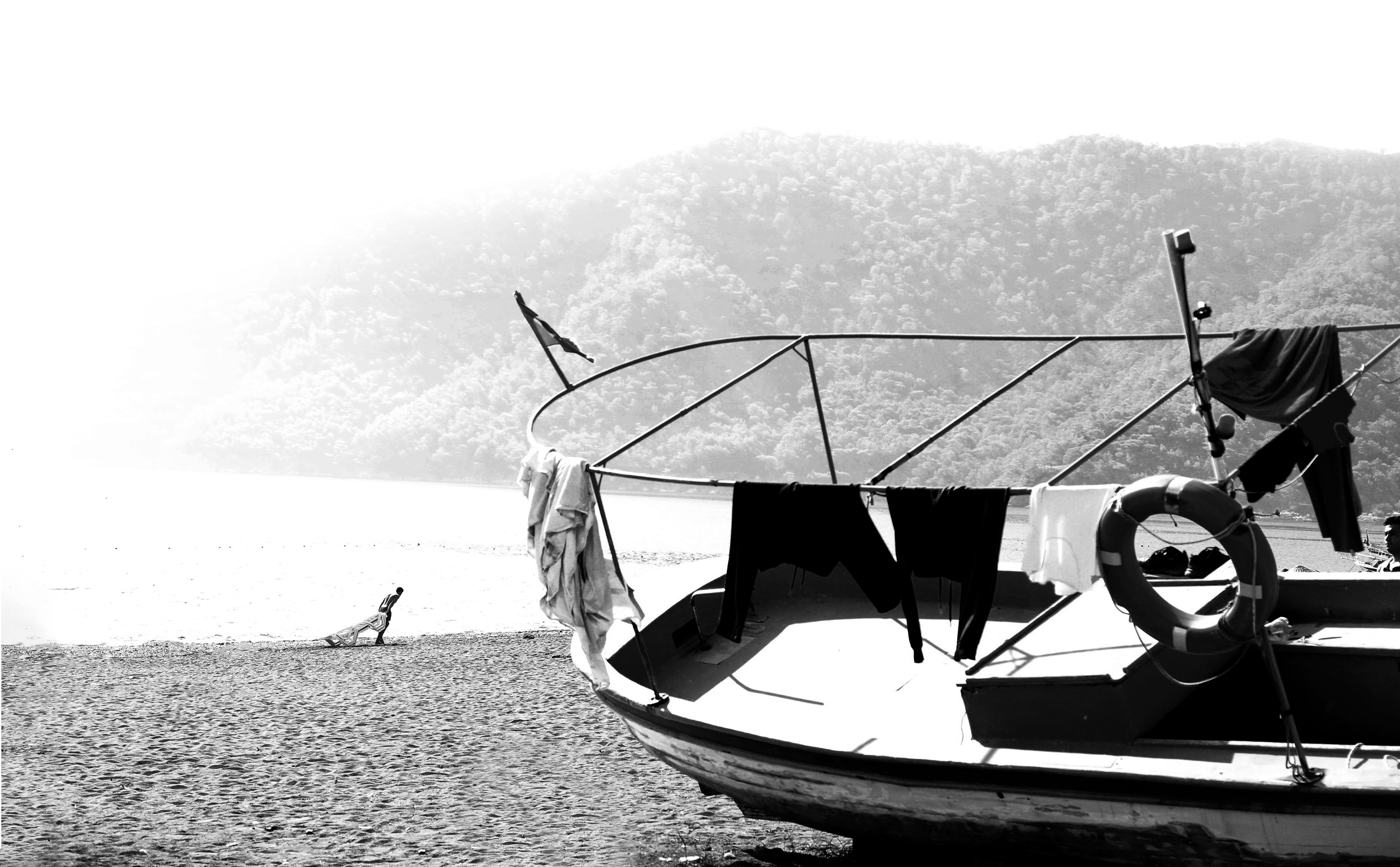 Photo d’un bateau avec des vêtements sur le rivage