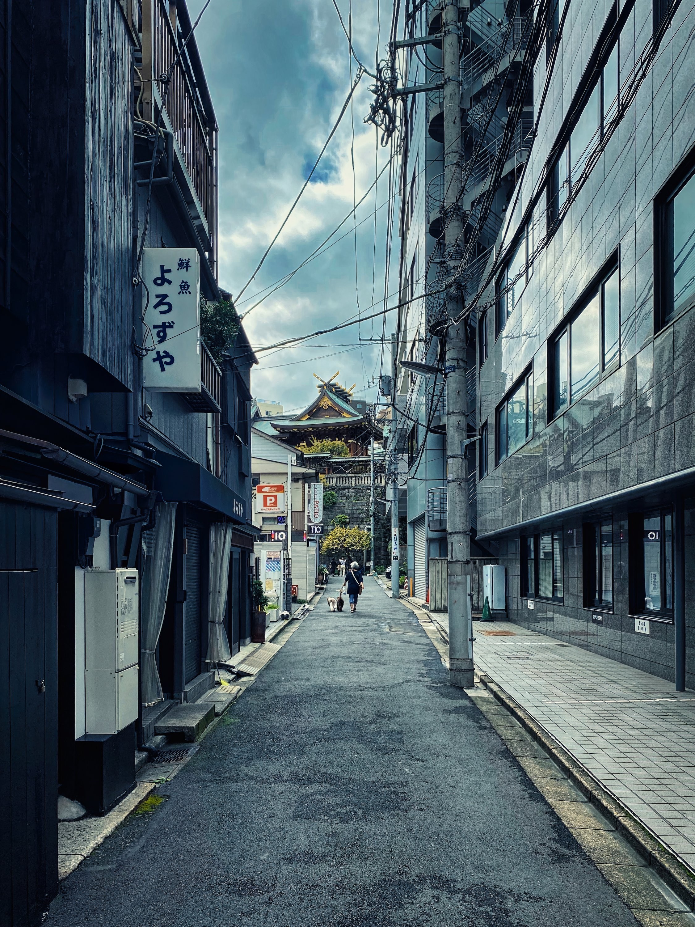 Photo d’une rue étroite bordée de grands immeubles