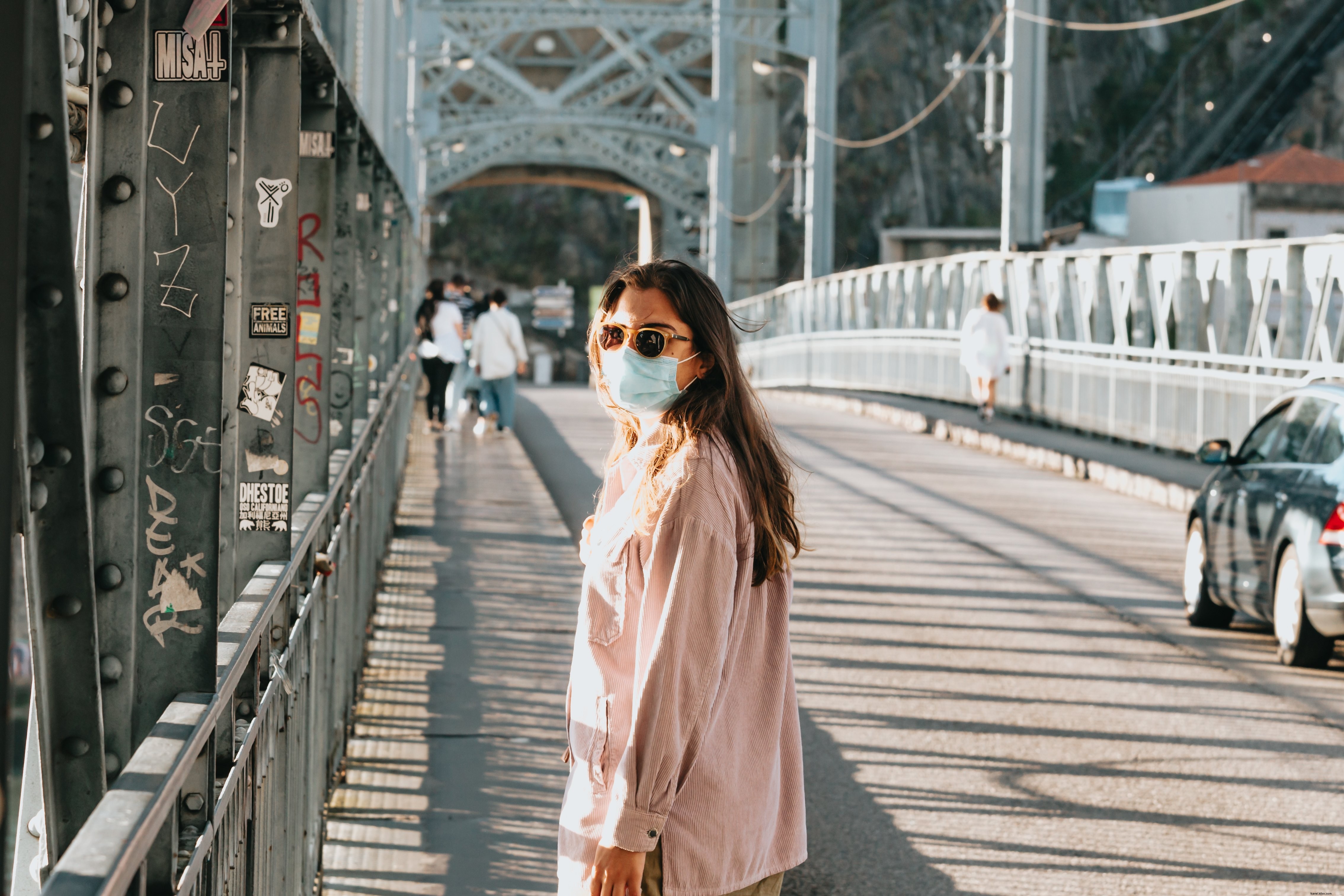 Femme sur un pont portant un masque