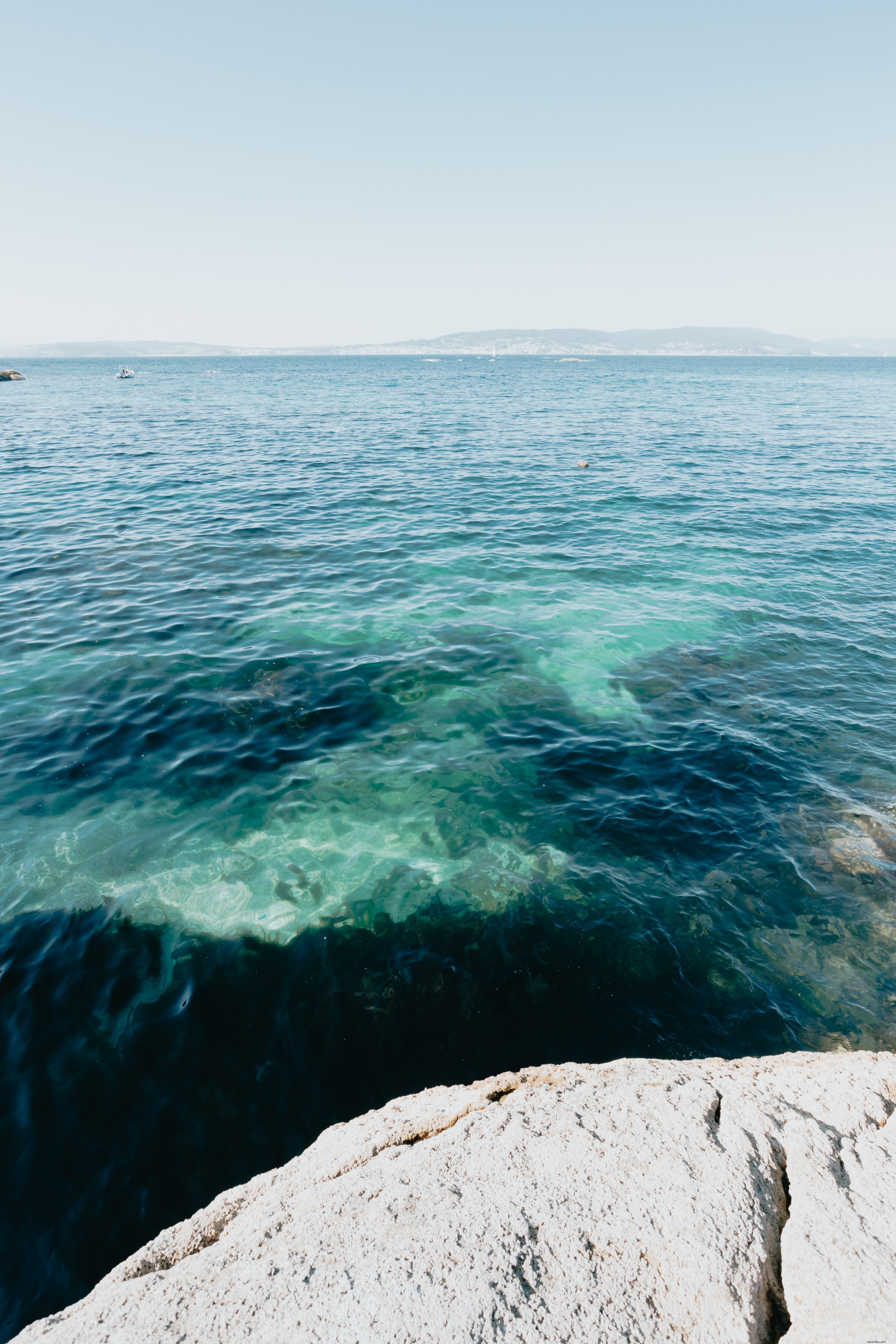 Photo d eau bleue et de terre lointaine