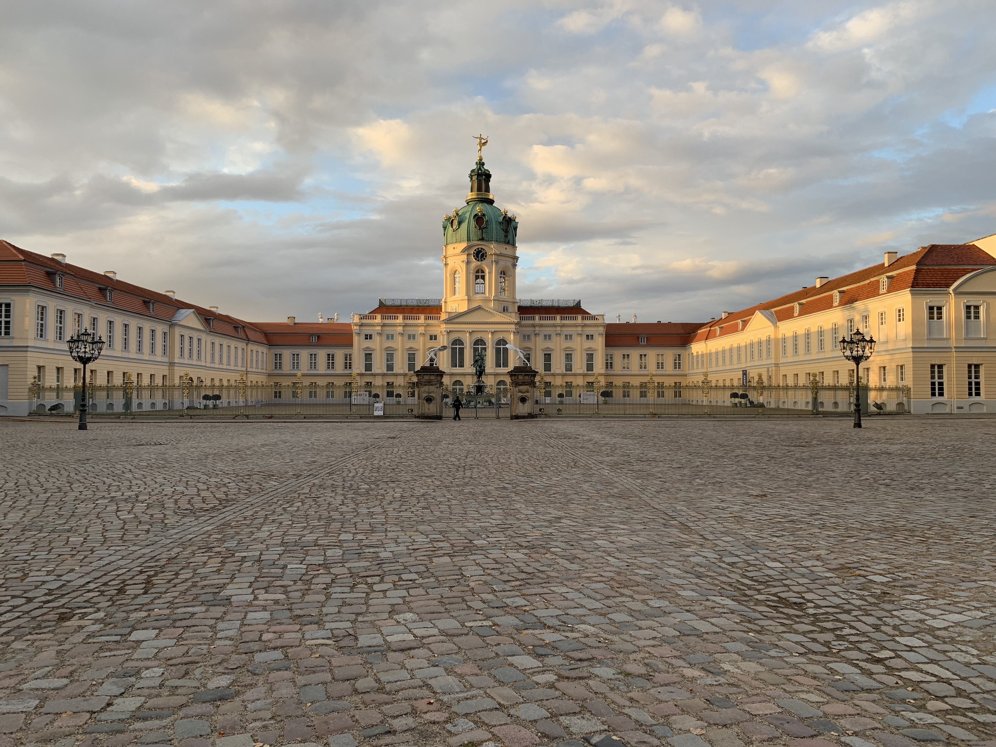 Cour pavée déserte devant le palais