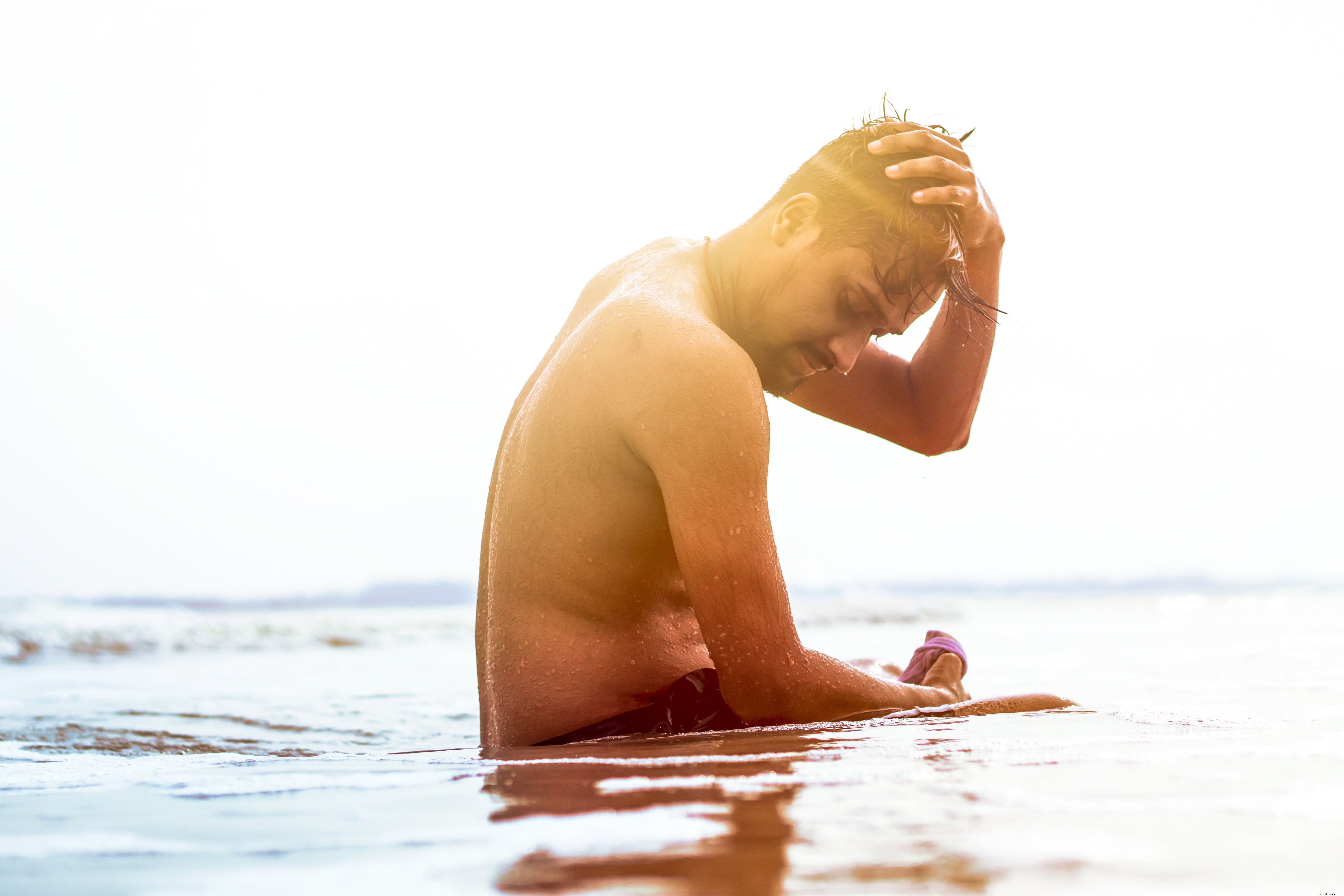 Personne assise dans des eaux peu profondes sous un soleil radieux