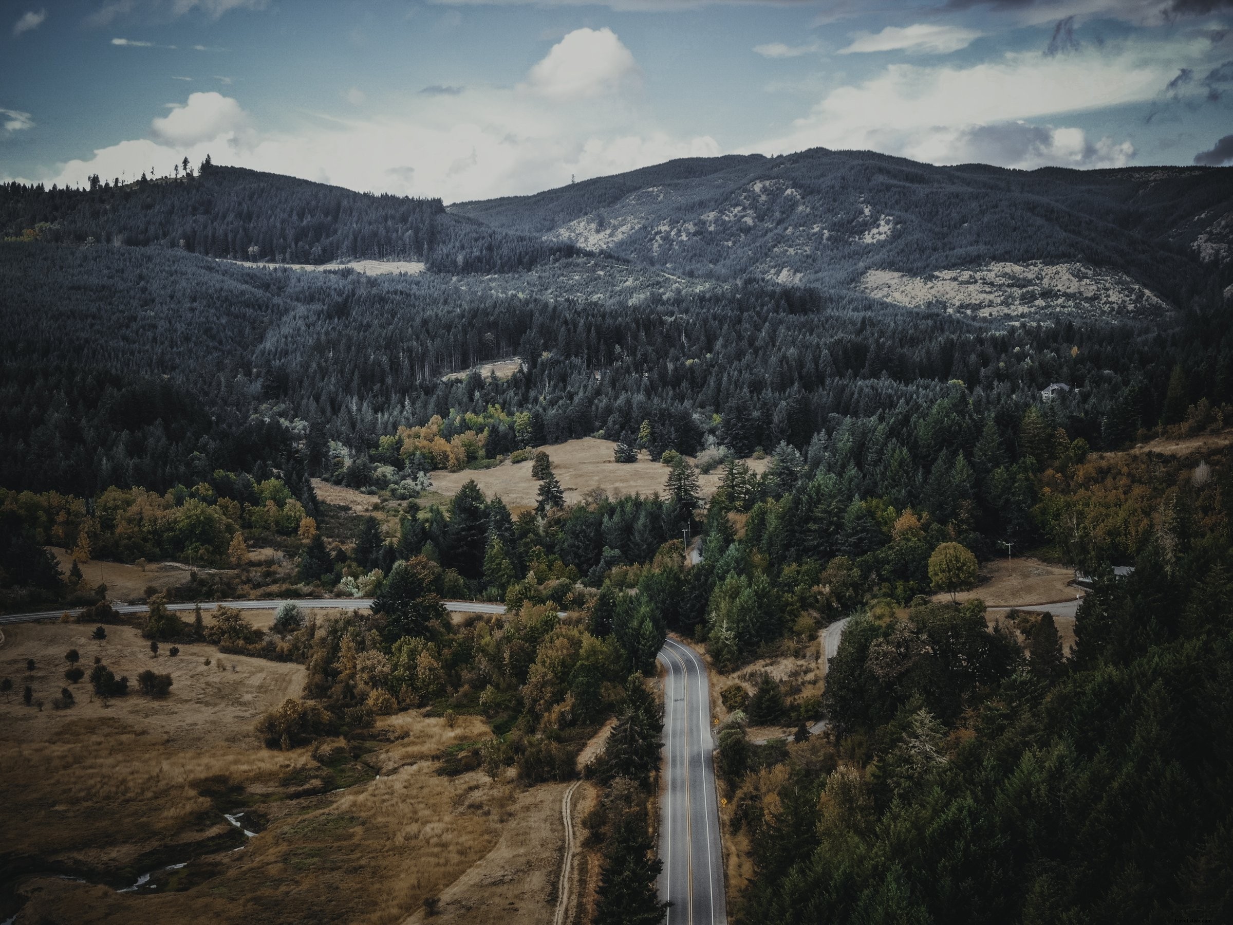 Route de campagne pavée sinueuse au cœur d une vallée brune