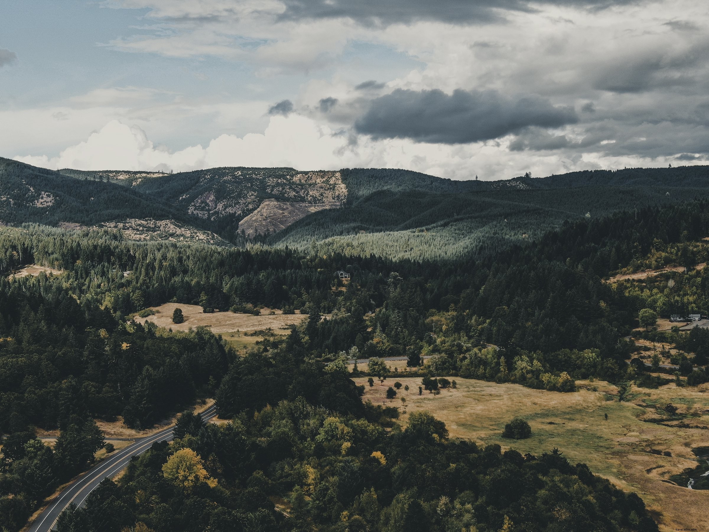 Photo d’un paysage de collines boisées et de vallées brunes