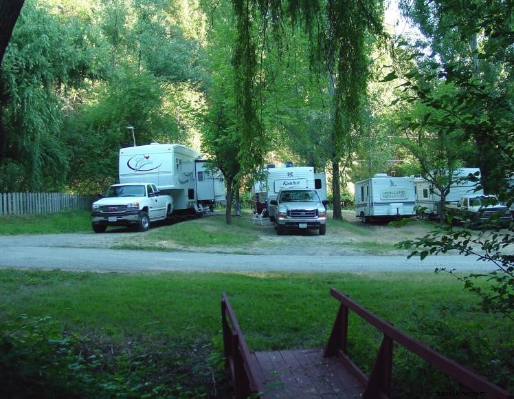 Cabines Creekside et parc de camping-cars