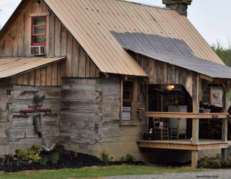 Ruisseau de la Cabane – Cabane d époque sur 11 acres