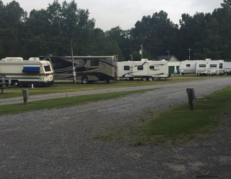 Parc de camping-cars offrant une vue sur la campagne
