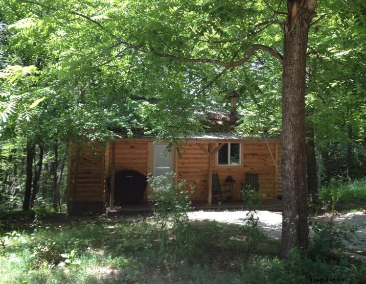 Cabane forestière au bord du ruisseau Sinking