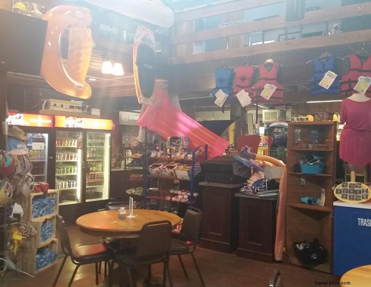 Parc de camping-car Green River Resort et Bar & Grill Tucker s Tiki