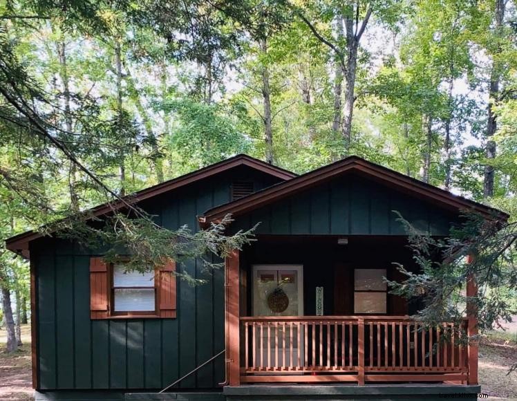 Cabane sur la colline au bord du lac Wood Creek