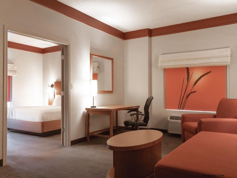 La Quinta Inn & Suites Atlanta Ballpark‑Galleria
