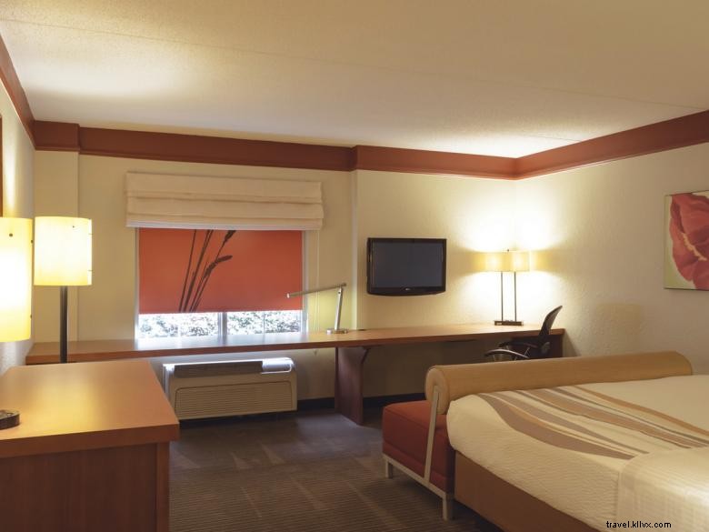 La Quinta Inn & Suites Atlanta Ballpark‑Galleria