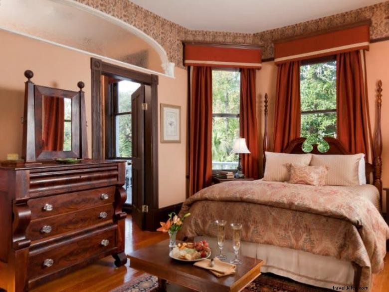 Azalea Inn & Villas