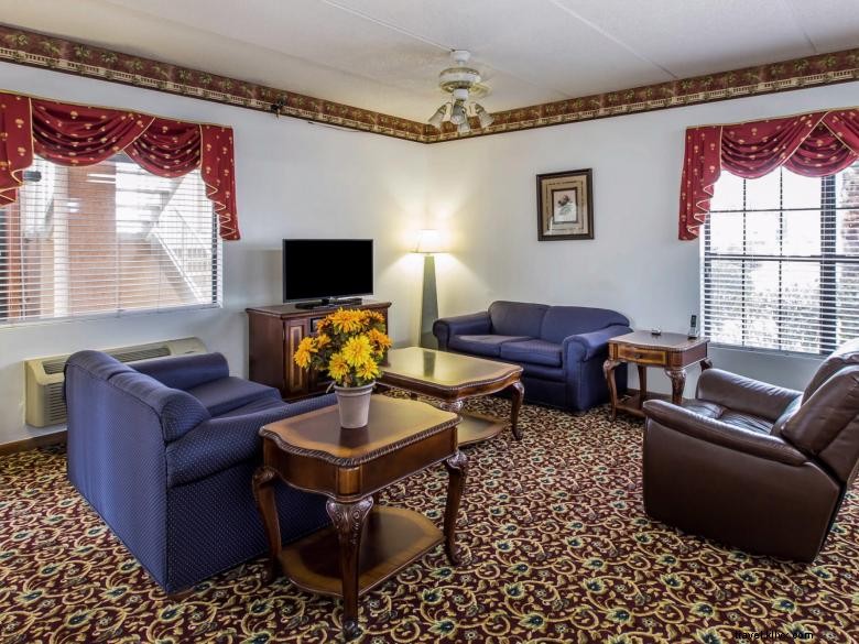 Econo Lodge Inn & Suites – Albany