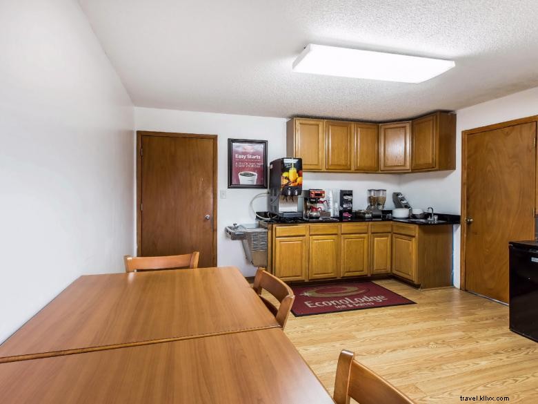 Econo Lodge Inn & Suites – Albany