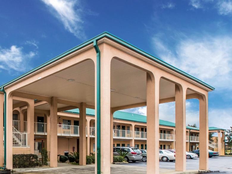Econo Lodge Inn & Suites – Albany