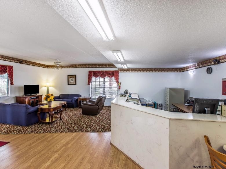 Econo Lodge Inn & Suites – Albany