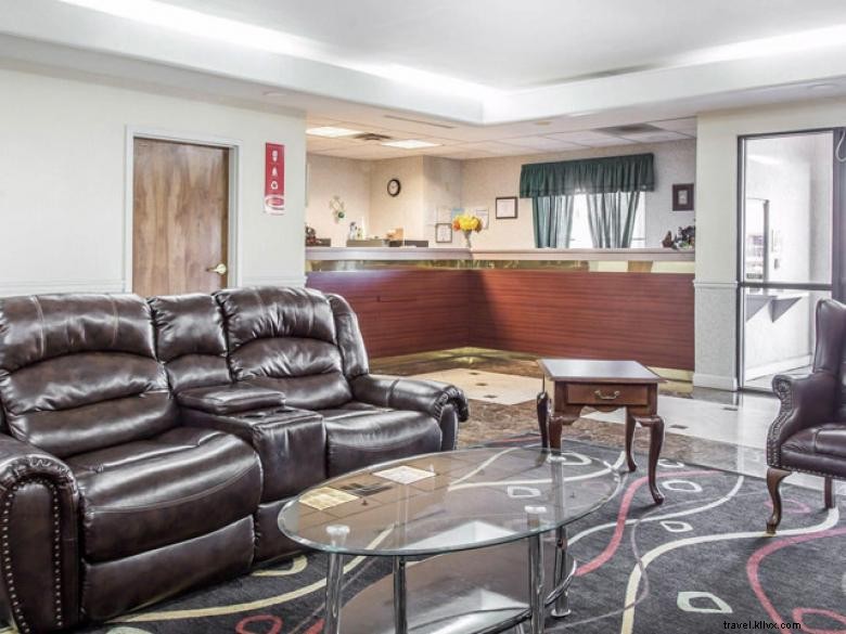 Econo Lodge Inn & Suites – Marietta