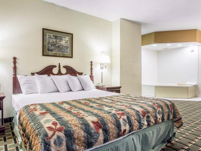 Econo Lodge Inn & Suites – Marietta