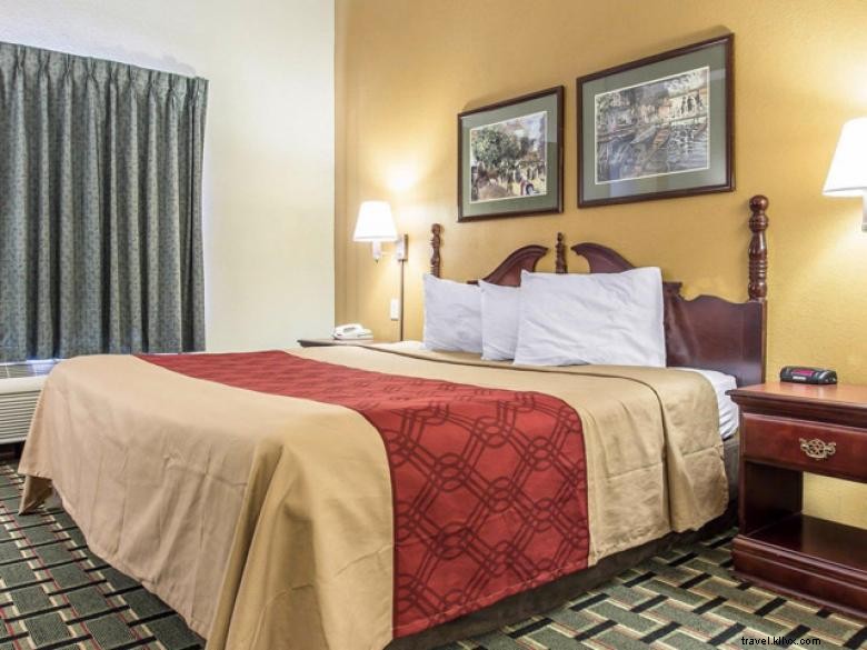 Econo Lodge Inn & Suites – Marietta