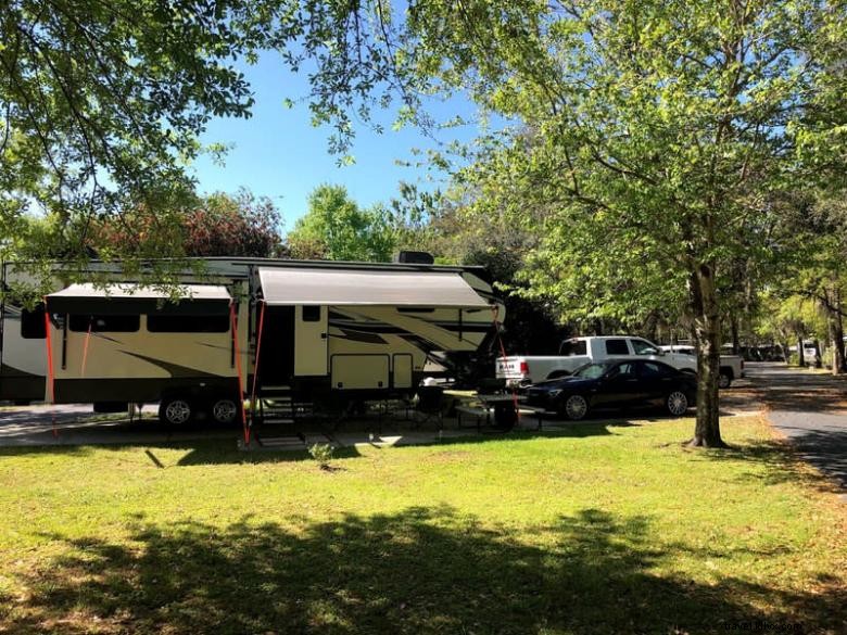 Parc de camping-cars avec grande roue