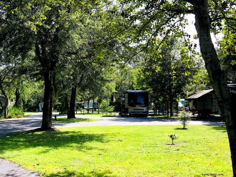 Parc de camping-cars avec grande roue