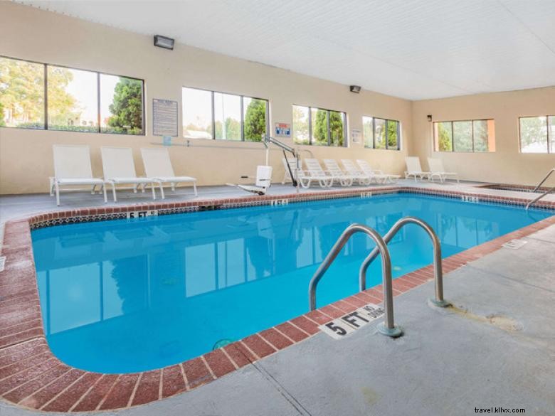 Days Inn & Suites Norcross (Wyndham)