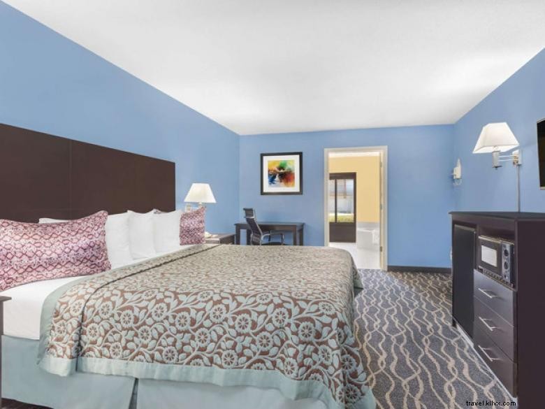 Days Inn & Suites Norcross (Wyndham)
