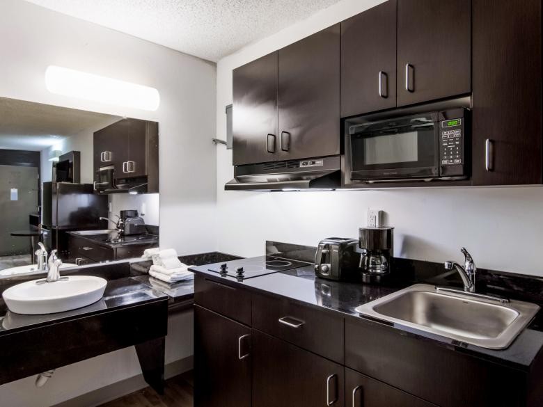 Motel & Studio 6 – LaGrange