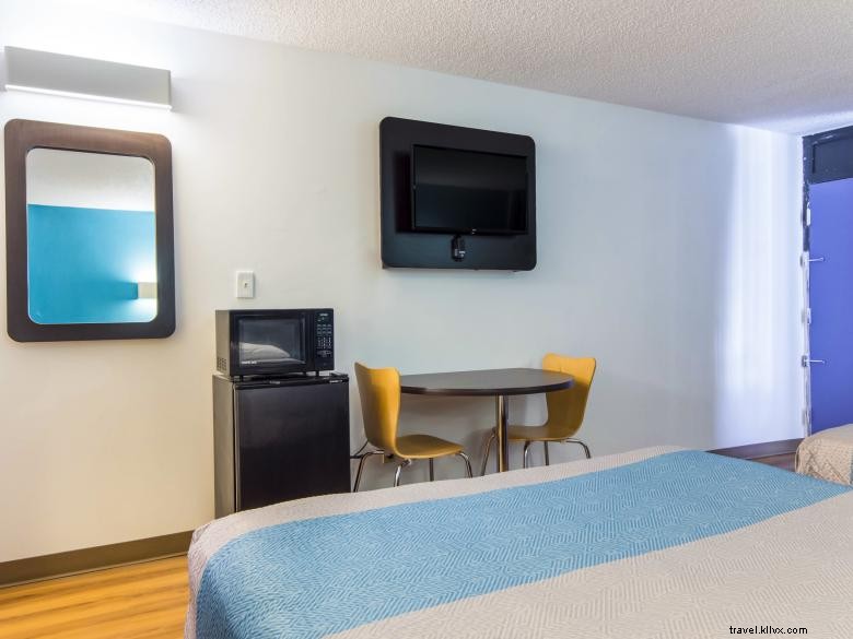 Motel & Studio 6 – LaGrange