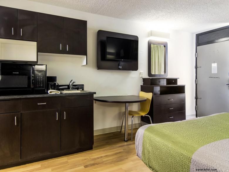 Motel & Studio 6 – LaGrange