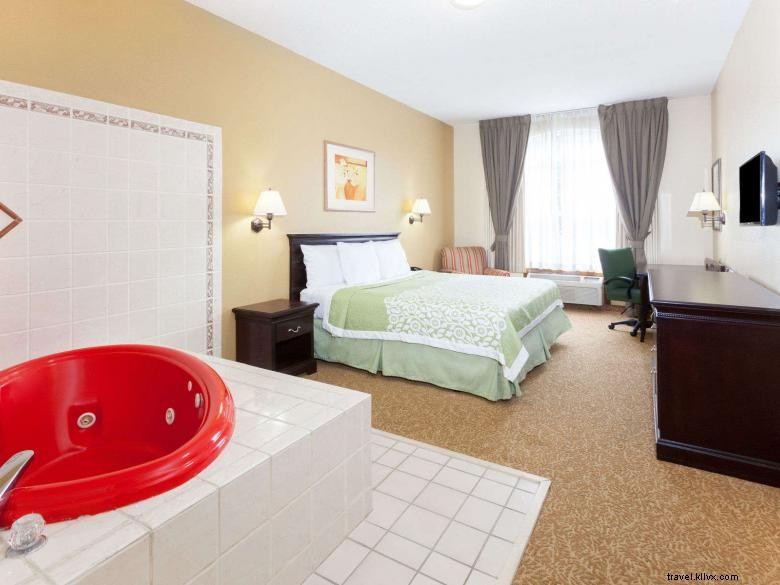 Days Inn & Suites by Wyndham – Tucker/Northlake