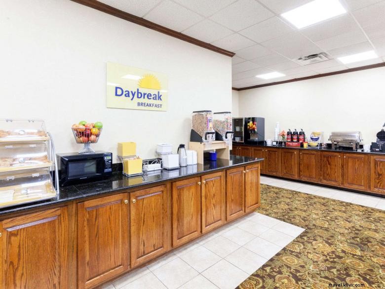 Days Inn & Suites by Wyndham – Tucker/Northlake