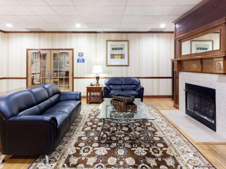 Days Inn & Suites by Wyndham – Tucker/Northlake
