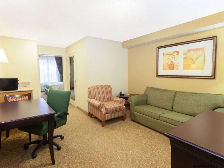 Days Inn & Suites by Wyndham – Tucker/Northlake